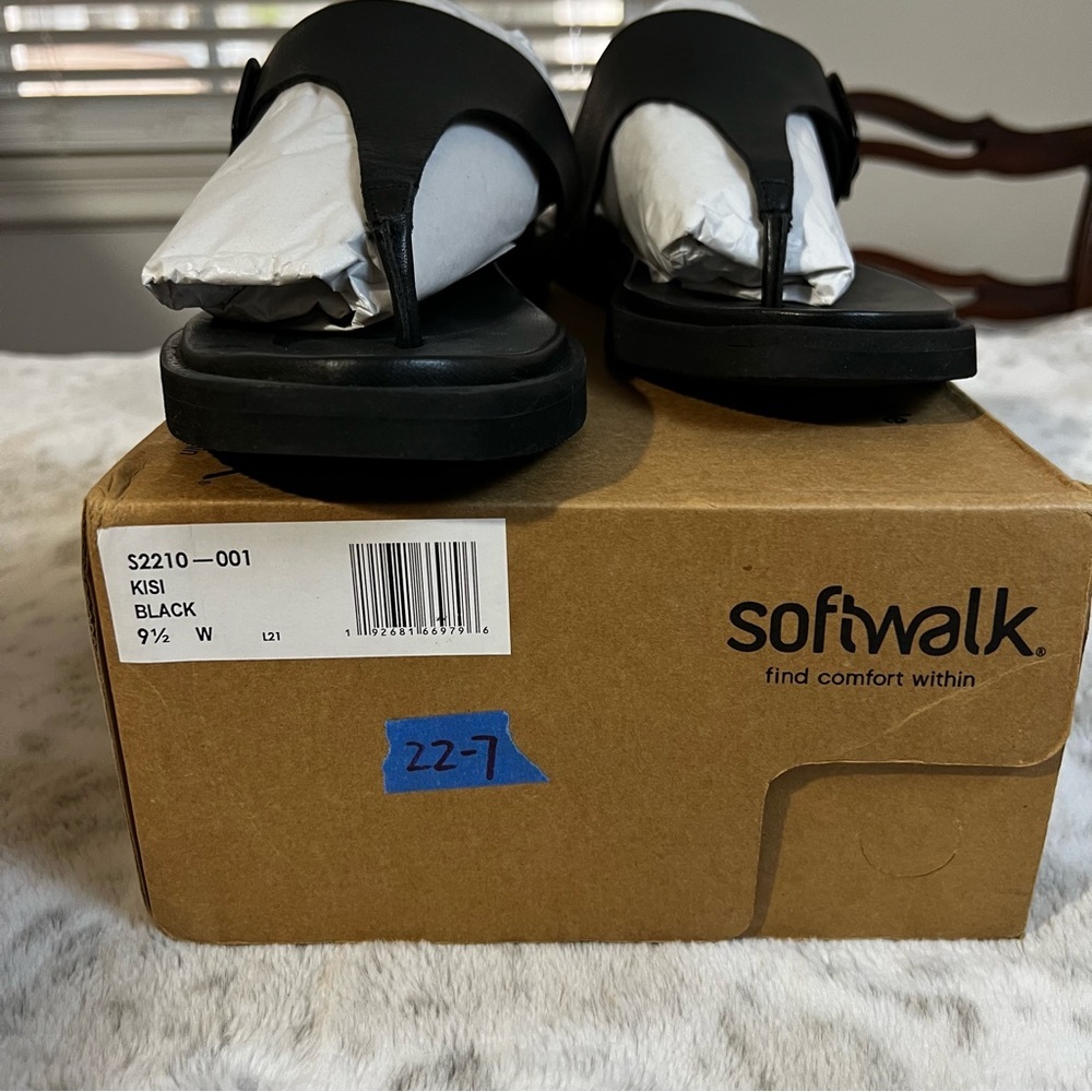 NIB SoftWalk Black Leather Kisi Sandals Slip-On Thongs sz 9.5 Wide - Picture 11 of 14